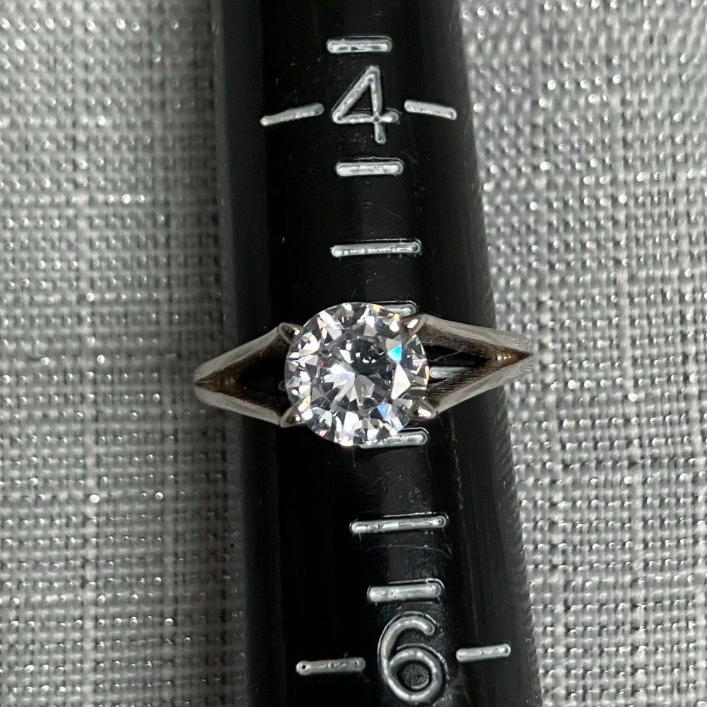 Stunning Silver and 1 Carat CZ Solitaire Ring Size 5
